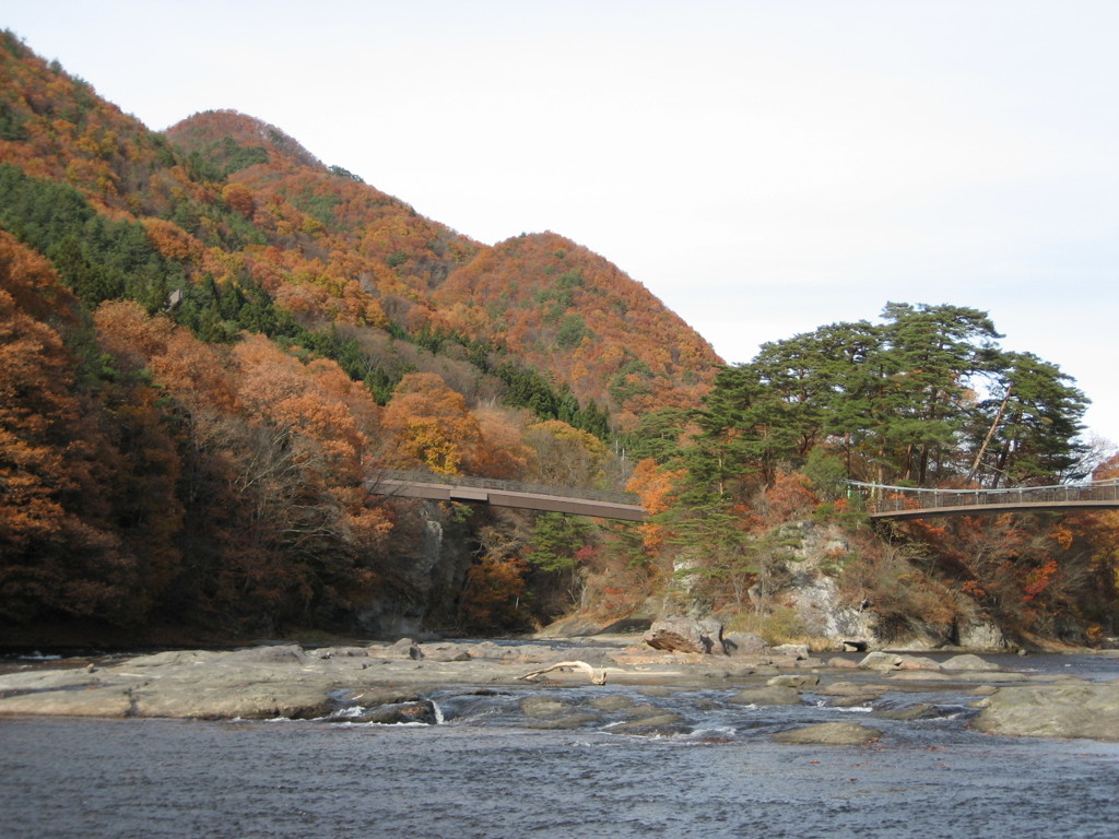 秋の山河