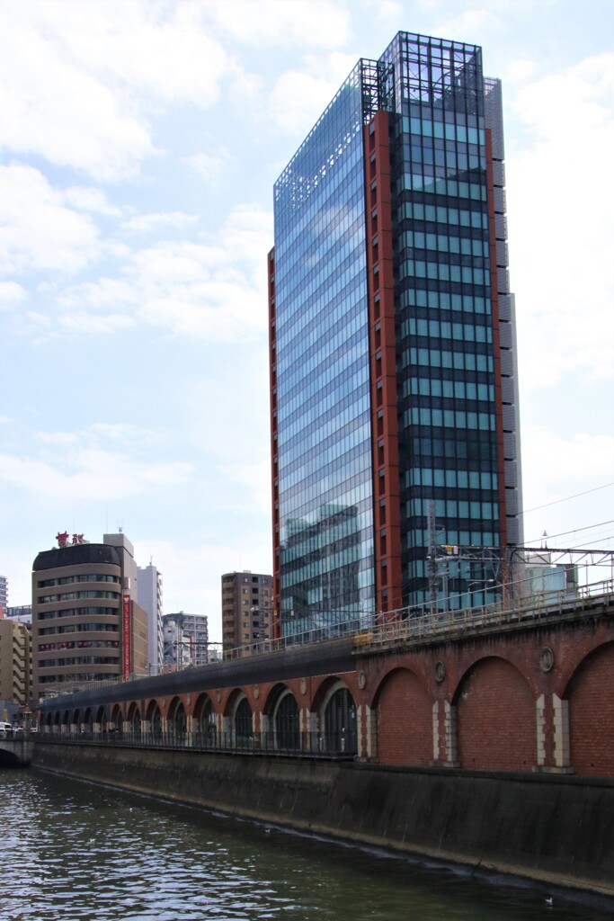 東京、ビル街を歩く