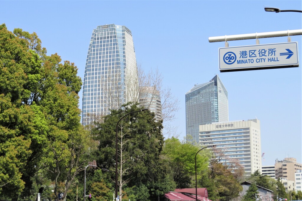 東京、ビル街を歩く