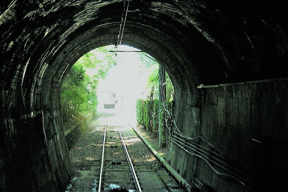 トンネルを抜けると