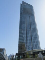 東京、ビル街を歩く