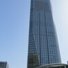 東京、ビル街を歩く