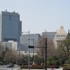 東京、ビル街を歩く