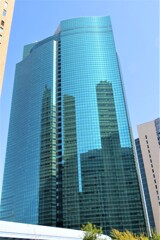 東京、ビル街を歩く