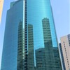 東京、ビル街を歩く