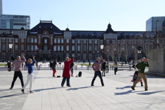 駅前でストレッチ