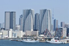 東京、ビル街を歩く
