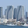 東京、ビル街を歩く