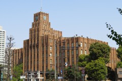 東京、ビル街を歩く