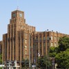 東京、ビル街を歩く