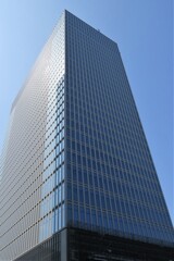 東京、ビル街を歩く