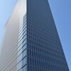 東京、ビル街を歩く