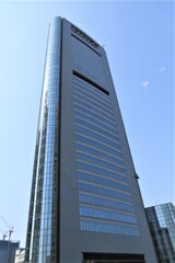 東京、ビル街を歩く