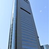 東京、ビル街を歩く