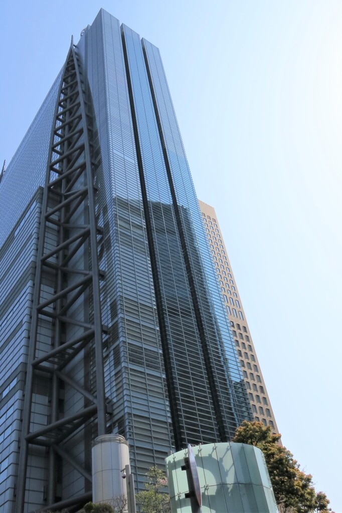 東京、ビル街を歩く