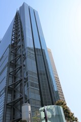 東京、ビル街を歩く
