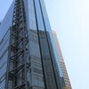 東京、ビル街を歩く