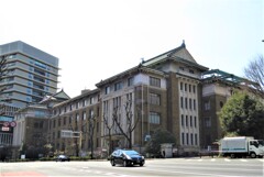 東京、ビル街を歩く