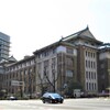 東京、ビル街を歩く