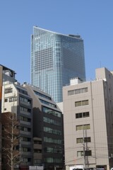 東京、ビル街を歩く
