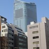 東京、ビル街を歩く