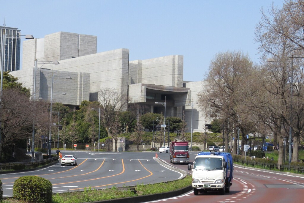 東京、ビル街を歩く
