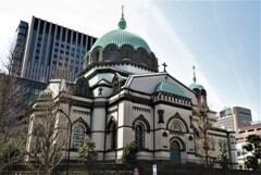 東京、ビル街を歩く