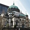 東京、ビル街を歩く