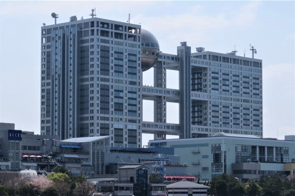 東京、ビル街を歩く