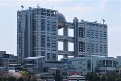 東京、ビル街を歩く