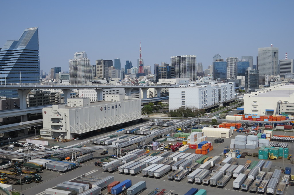 芝浦ふ頭から東京タワーを望む