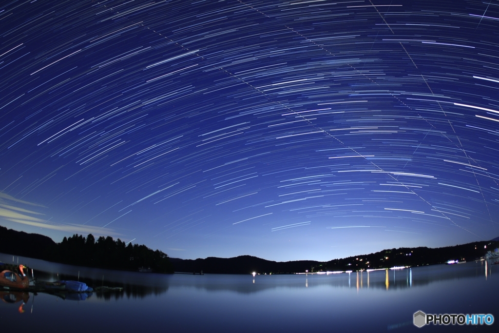 野尻湖に夜空のアーチ