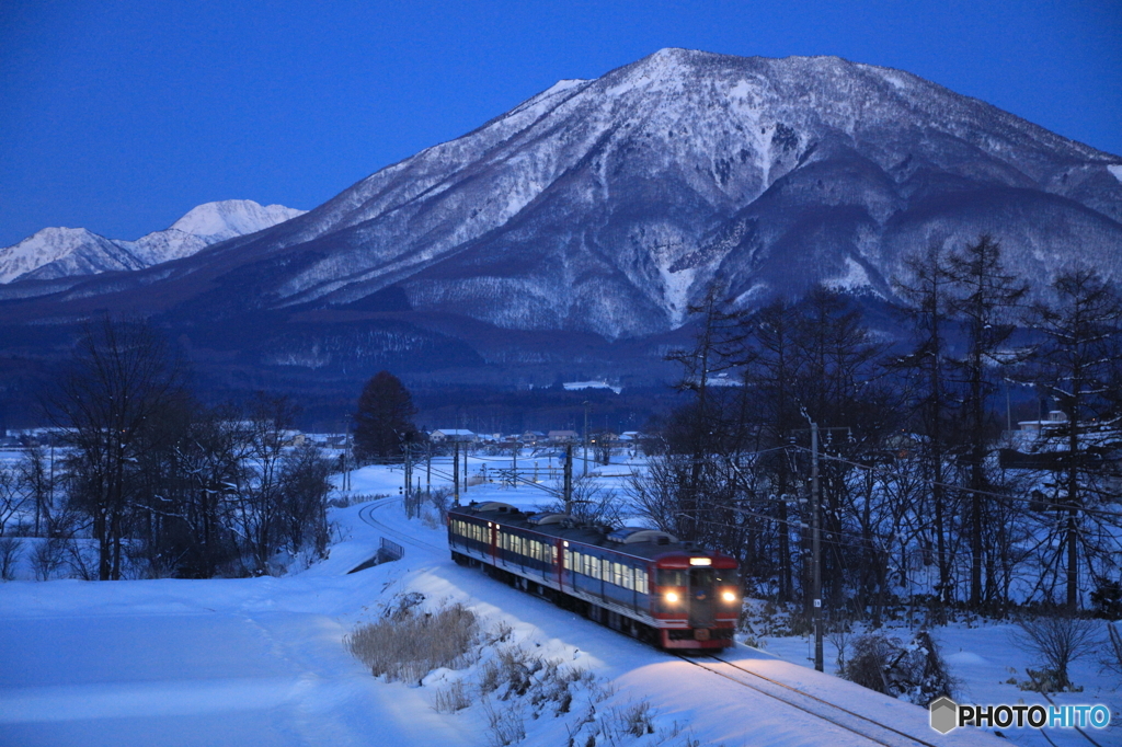 信濃富士をバックに走る始発電車