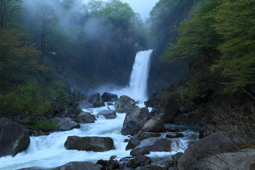 春雨の滝