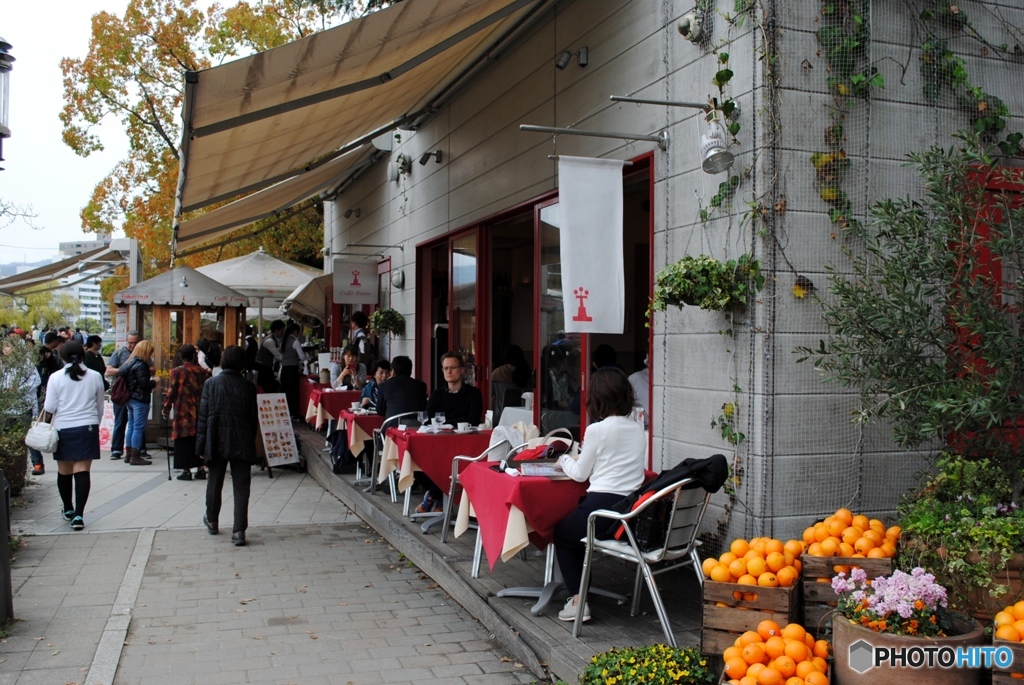 川辺のレストラン