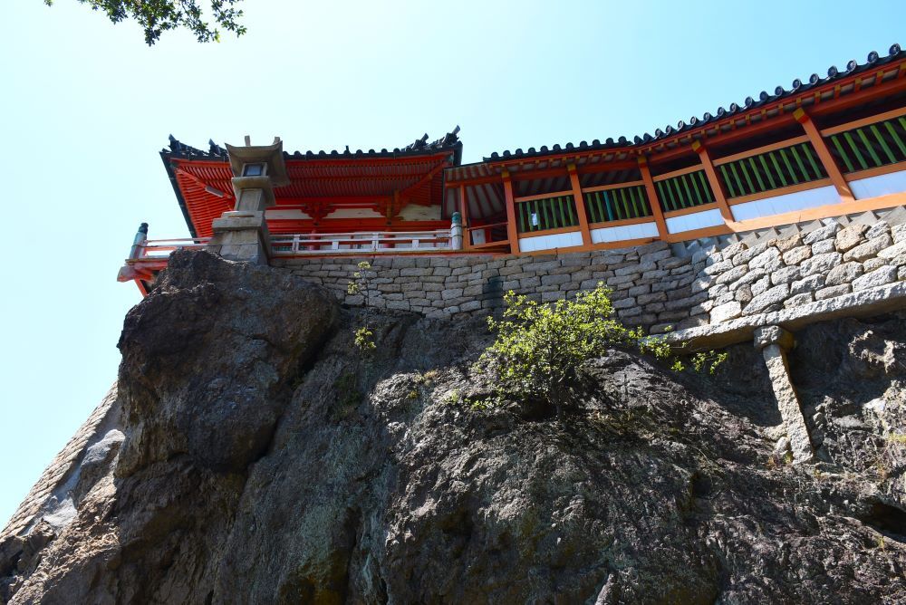 崖の上の観音さま