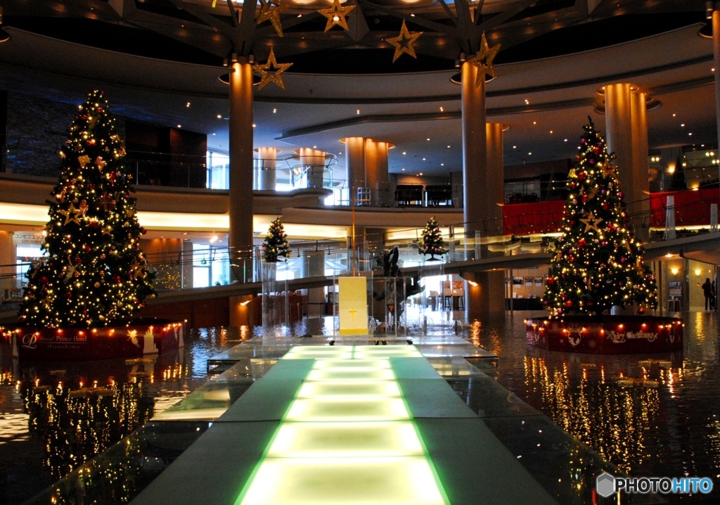 ホテルロビーのクリスマスツリー