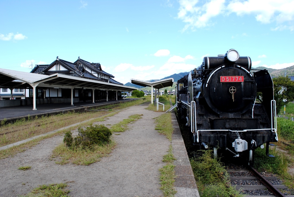 デゴイチと駅舎