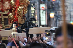 高く掲げる男たちの手IMG_1470