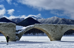 タウシュベツ橋と雪山