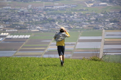 外輪山の草原をゆく