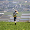 外輪山の草原をゆく