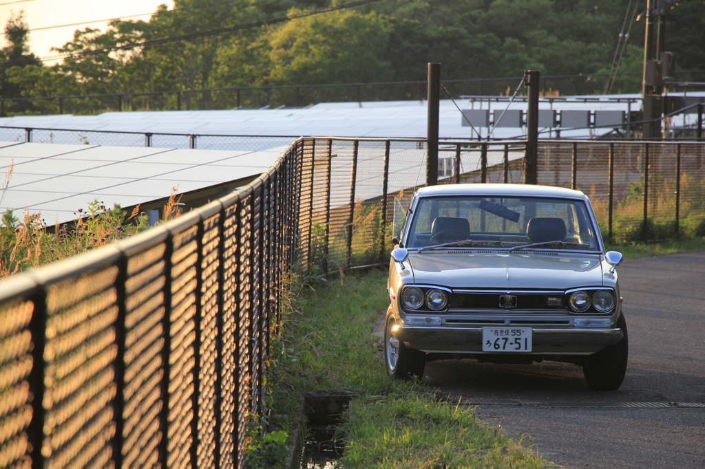 エコなシステムの近くで非エコな車を撮る