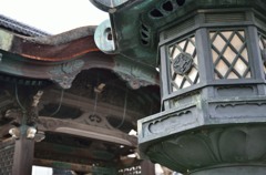 灯籠と阿弥陀堂門