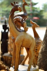 キリンの木彫り