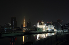 東京タワーとフェリー