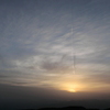 日の出と飛行機と飛行機雲と影