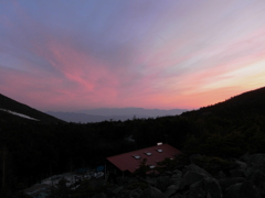 夕焼けと中央アルプスと高見石小屋