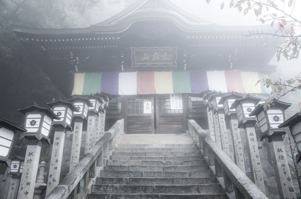 雲の中の龍の寺