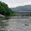 荒川の流れと秩父鉄道の列車